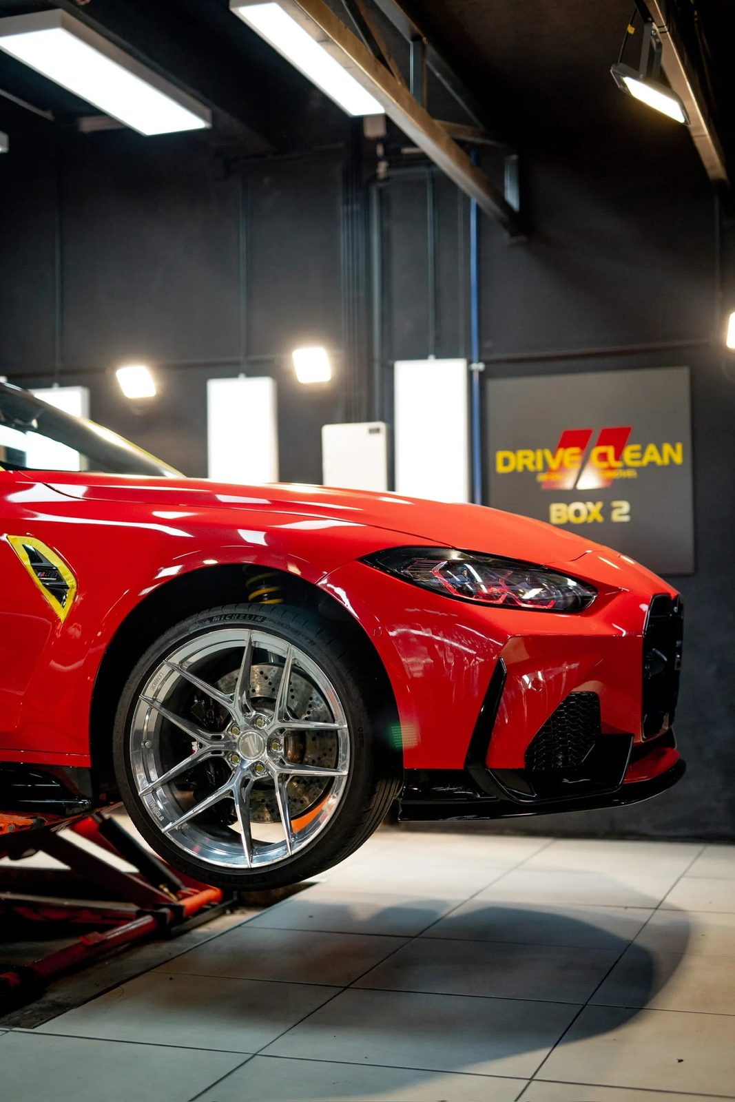 Ferrari vermelho nas instalações da DriveClean