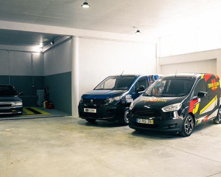 Instalações da DriveClean com as viaturas de serviço identificadas com a marca