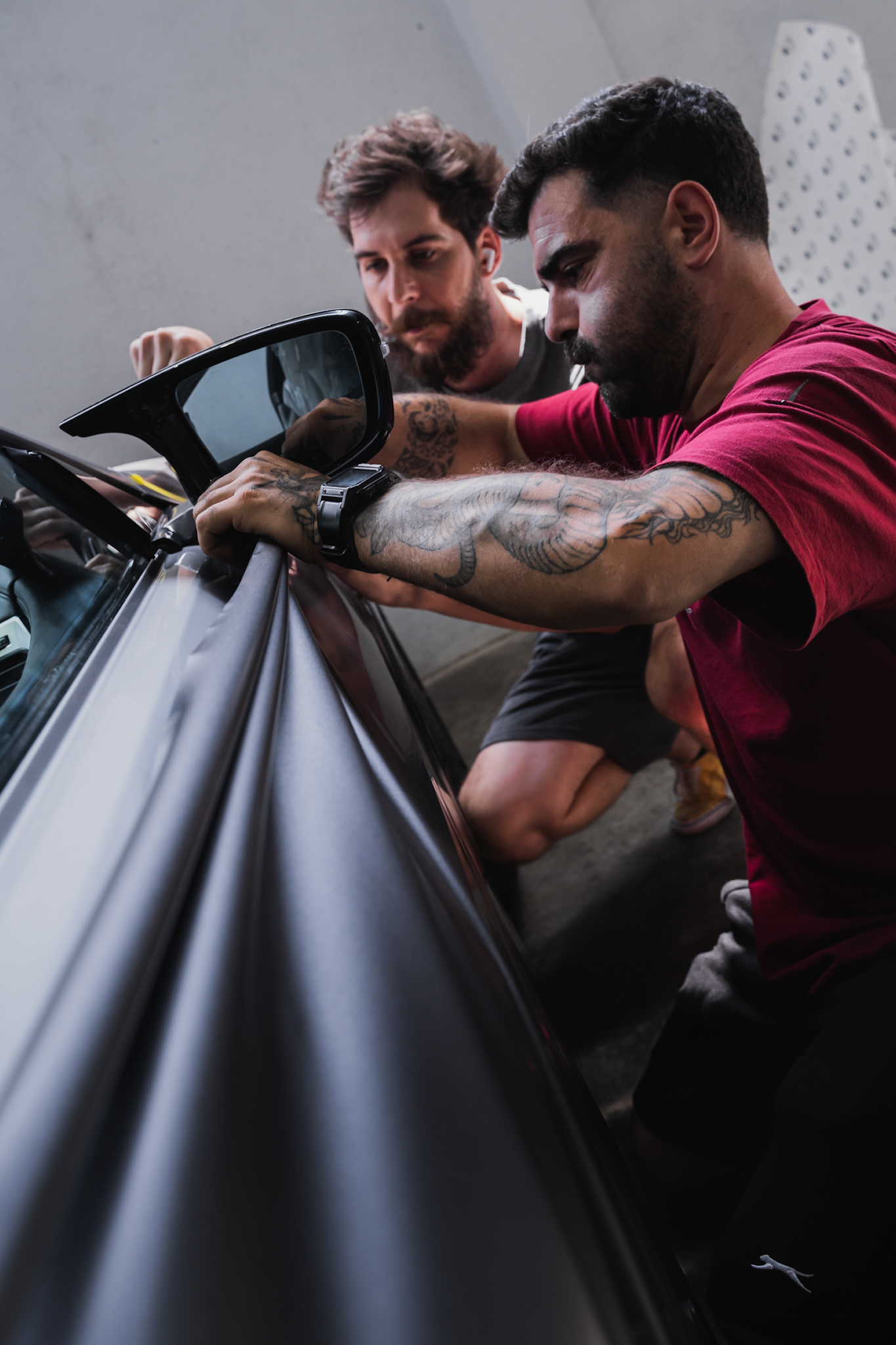 Aplicação de vinil de personalização na viatura